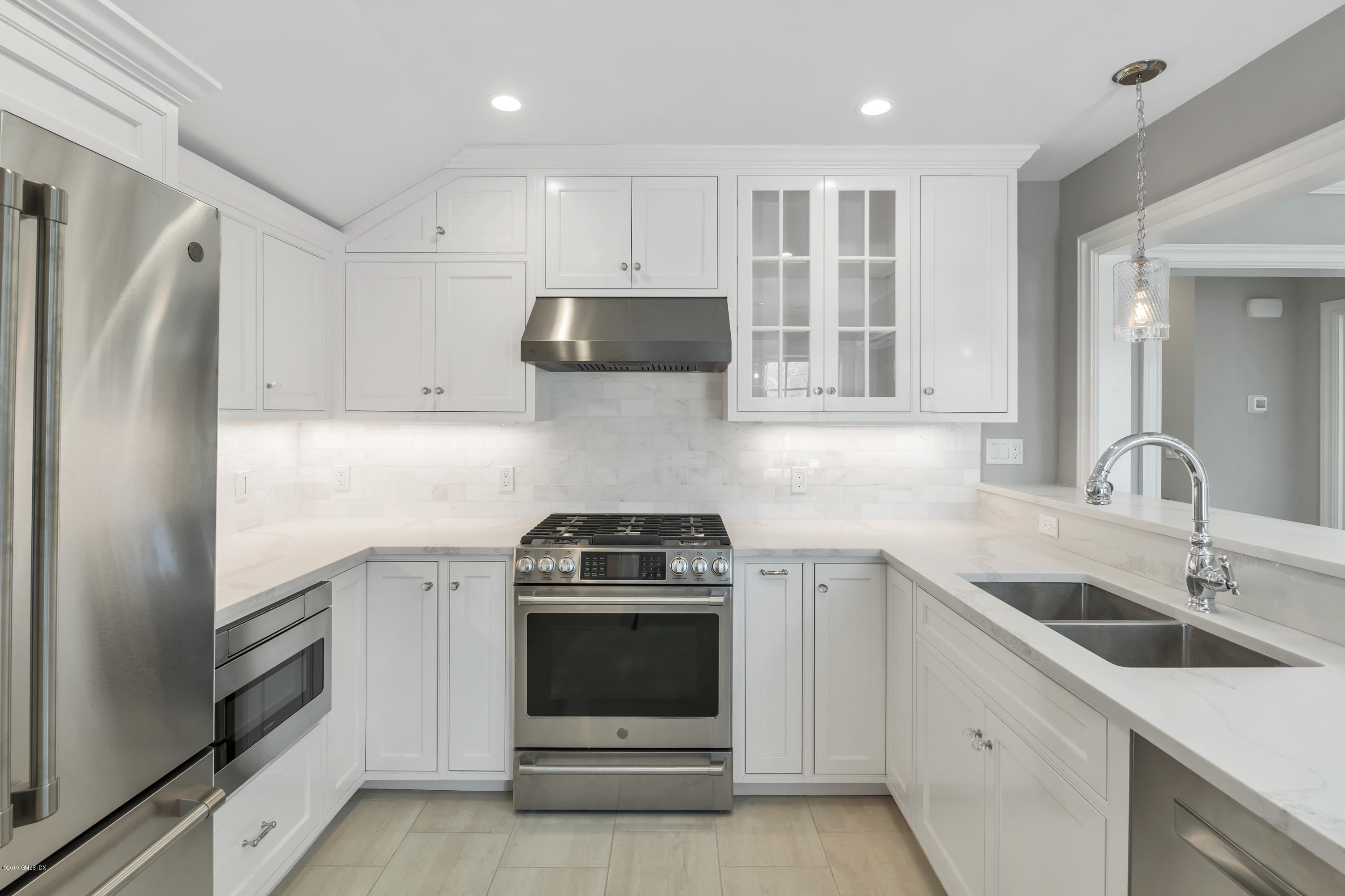 350 Riverside Avenue, Unit B Riverside, CT 06878 - Photo 7 of 15 a kitchen with a sink stove and refrigerator