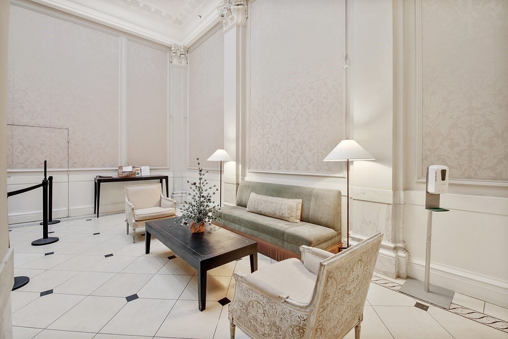 21 Beacon Street, Unit 7L Boston, MA 02108 - Photo 5 of 18 a living room with furniture and a lamp