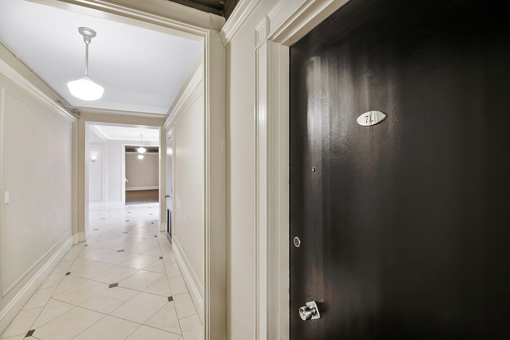 21 Beacon Street, Unit 7L Boston, MA 02108 - Photo 9 of 18 a view of a hallway