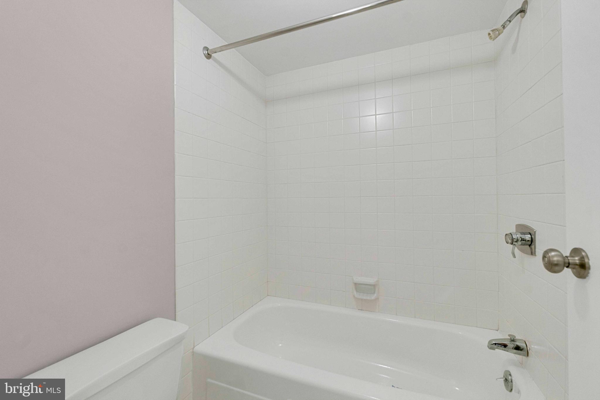 205 East Joppa Road, Unit 1902 Towson, MD 21286 - Photo 19 of 27 a bathroom with a bathtub
