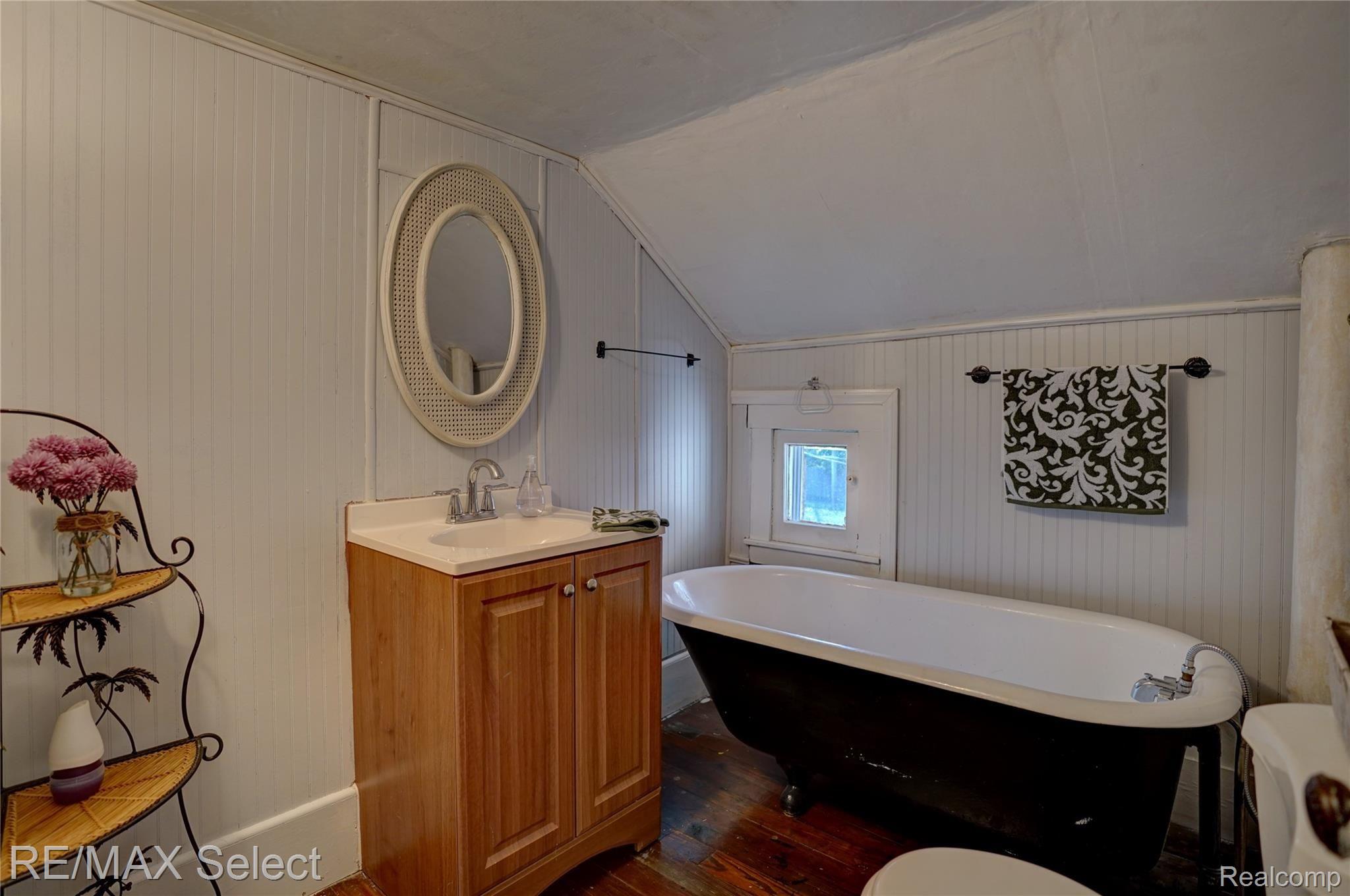 2742 Miller Road Flint, MI 48503 - Photo 23 of 35 Upstairs Full Bath.jpg