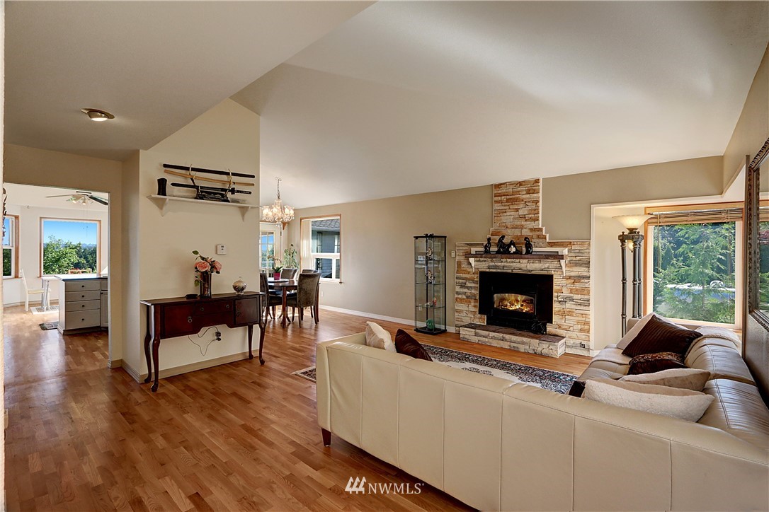 2432 Southeast 8th Place Renton, WA 98057 - Photo 4 of 25