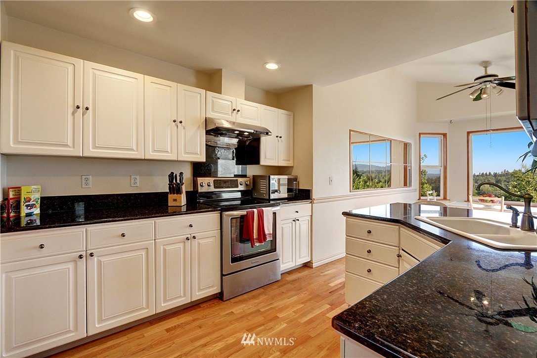 2432 Southeast 8th Place Renton, WA 98057 - Photo 6 of 25
