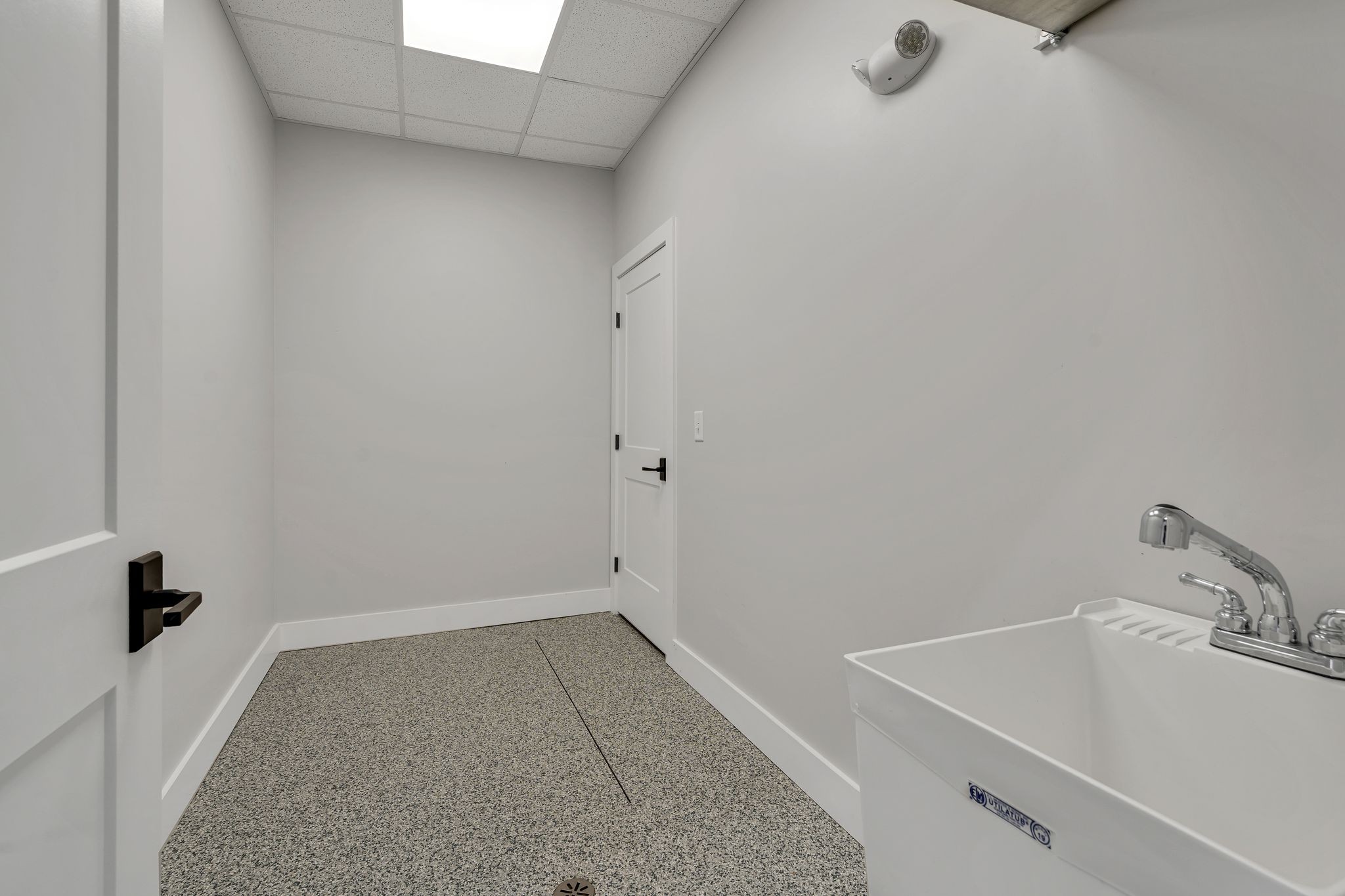 1633 West Main Street Lebanon, TN 37087 - Photo 28 of 36 a bathroom with a sink