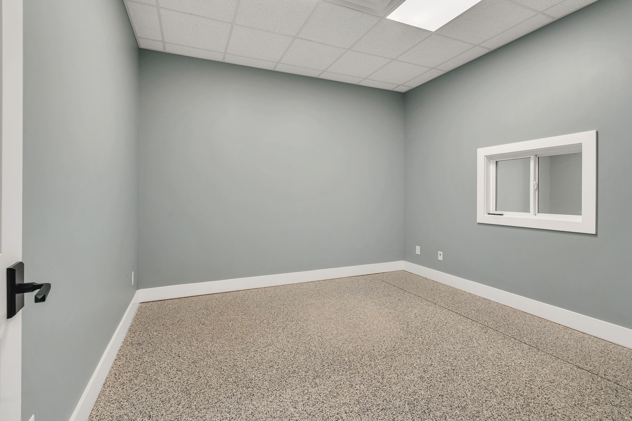 1633 West Main Street Lebanon, TN 37087 - Photo 31 of 36 an empty room with a workbench