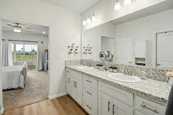 a en suite bathroom with double vanity and a mirror