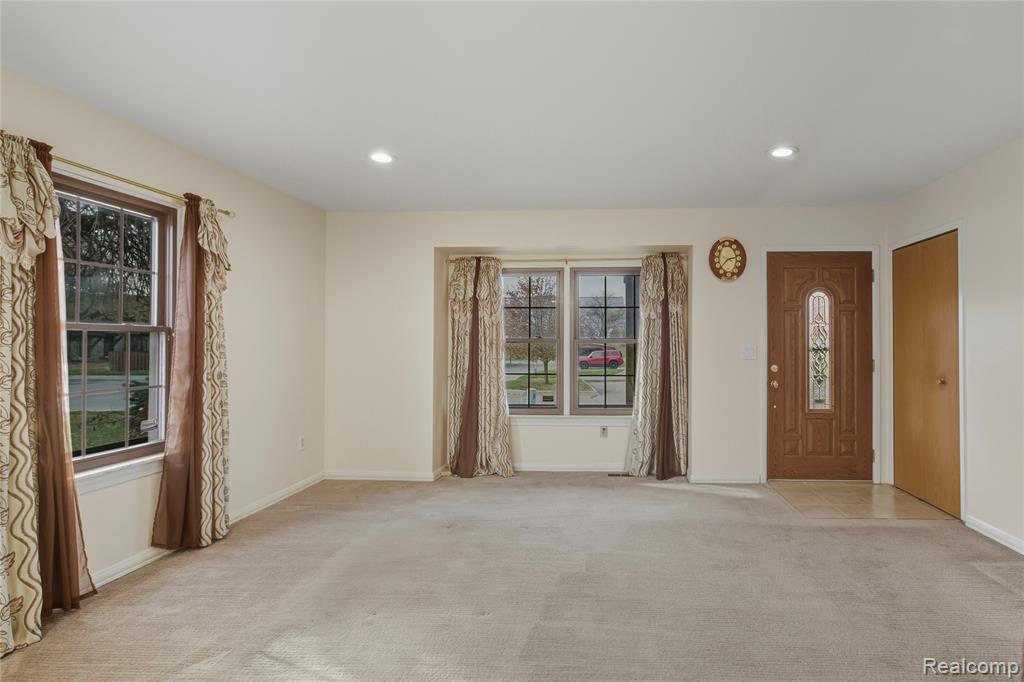 24532 Greenhill Road Warren, MI 48091 - Photo 9 of 32