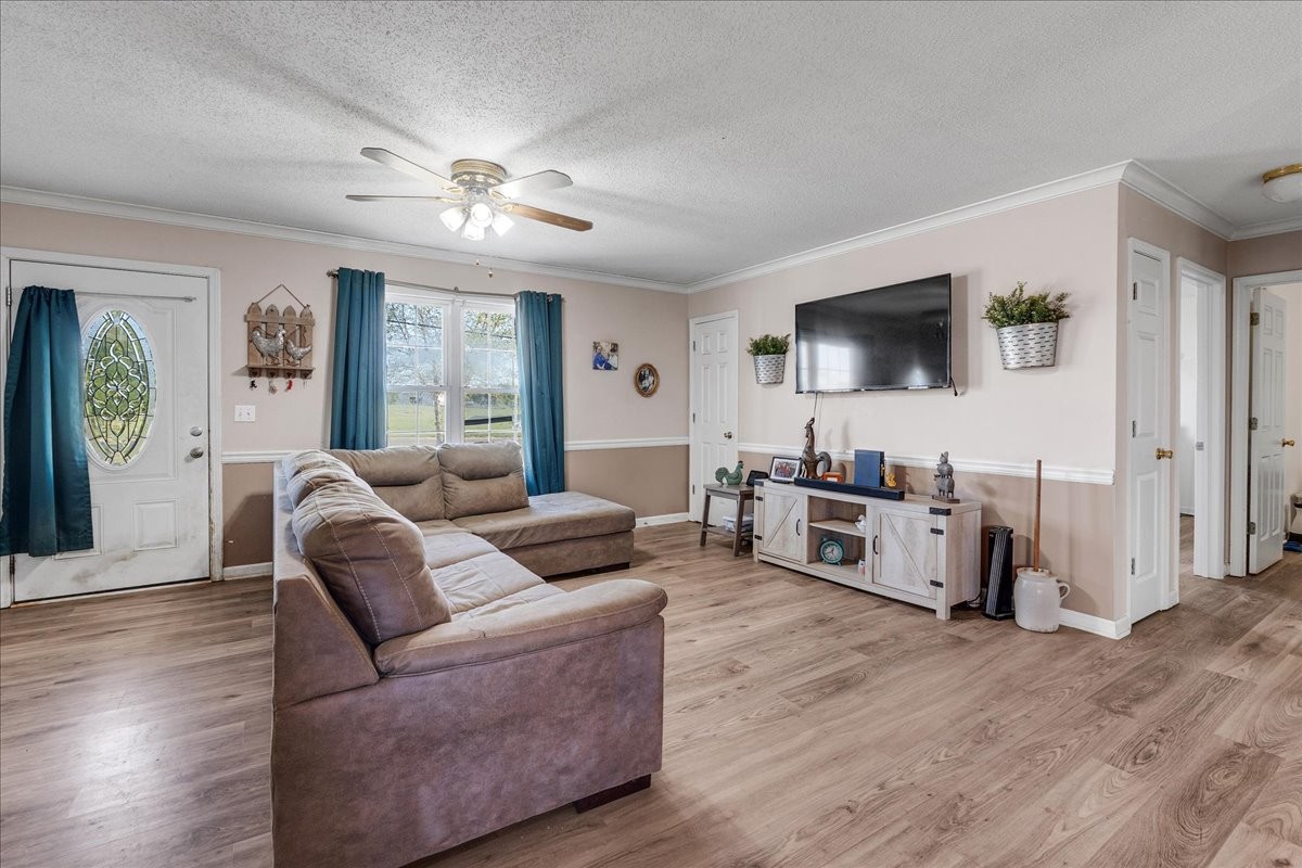 1505 Longview Road Unionville, TN 37180 - Photo 4 of 24 a living room with furniture and a flat screen tv