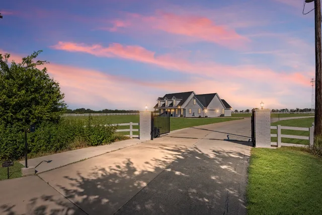 $799,999 | 821 Silent Valley Road, Lockhart, TX 78644