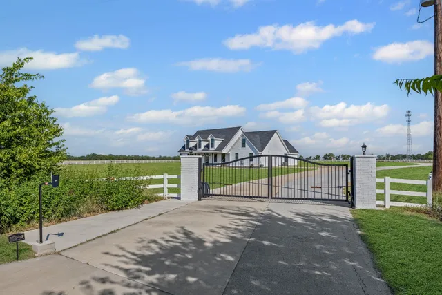 $799,999 | 821 Silent Valley Road, Lockhart, TX 78644