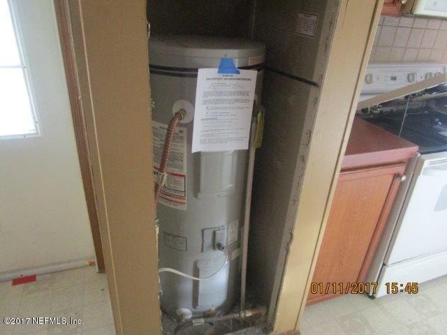 45072 Bismark Road Callahan, FL 32011 - Photo 21 of 39 a view of walk in closet