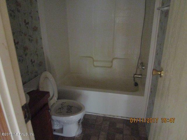 45072 Bismark Road Callahan, FL 32011 - Photo 28 of 39 a bathroom with a bathtub and shower