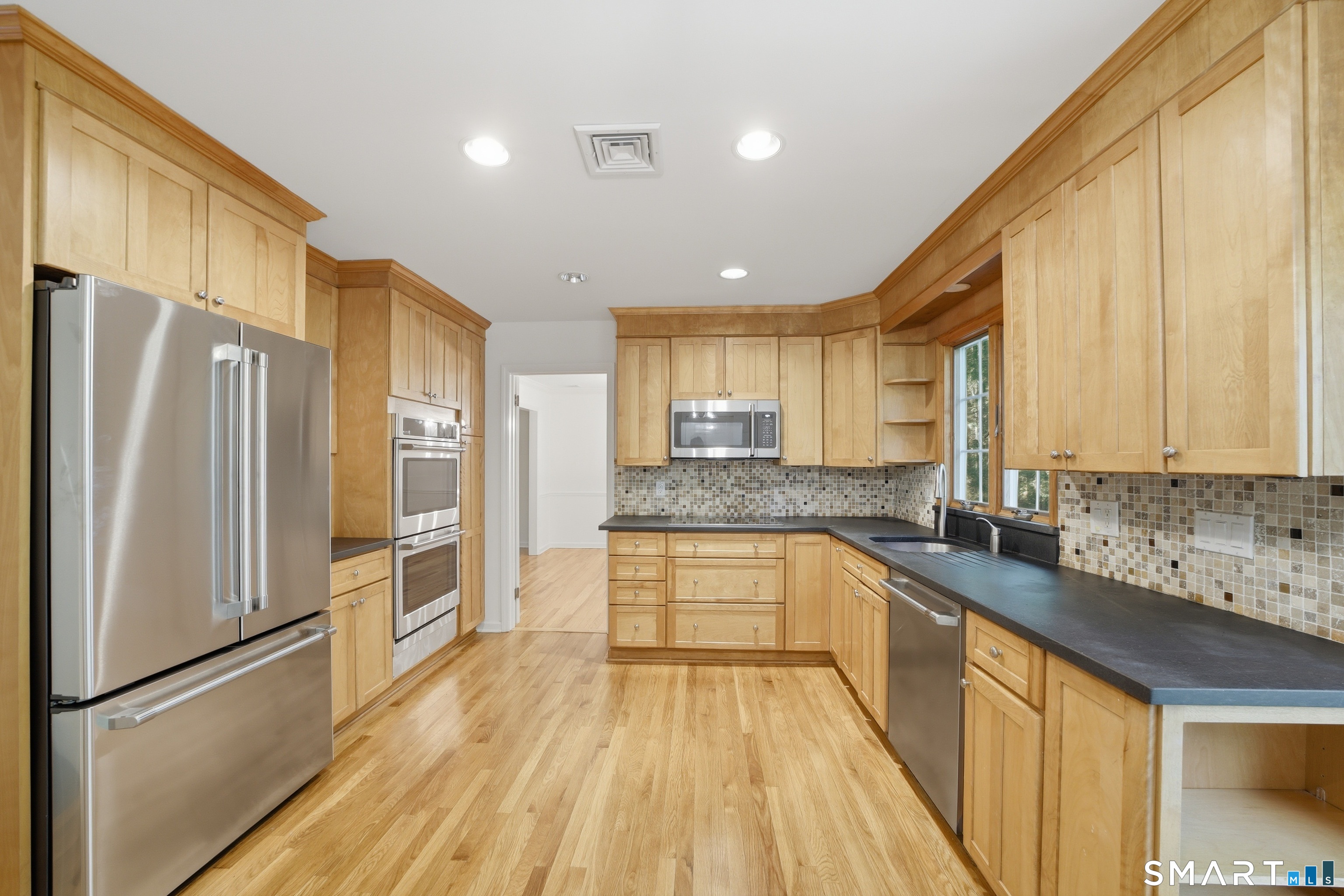 156 West Haviland Lane Stamford, CT 06903 - Photo 8 of 29