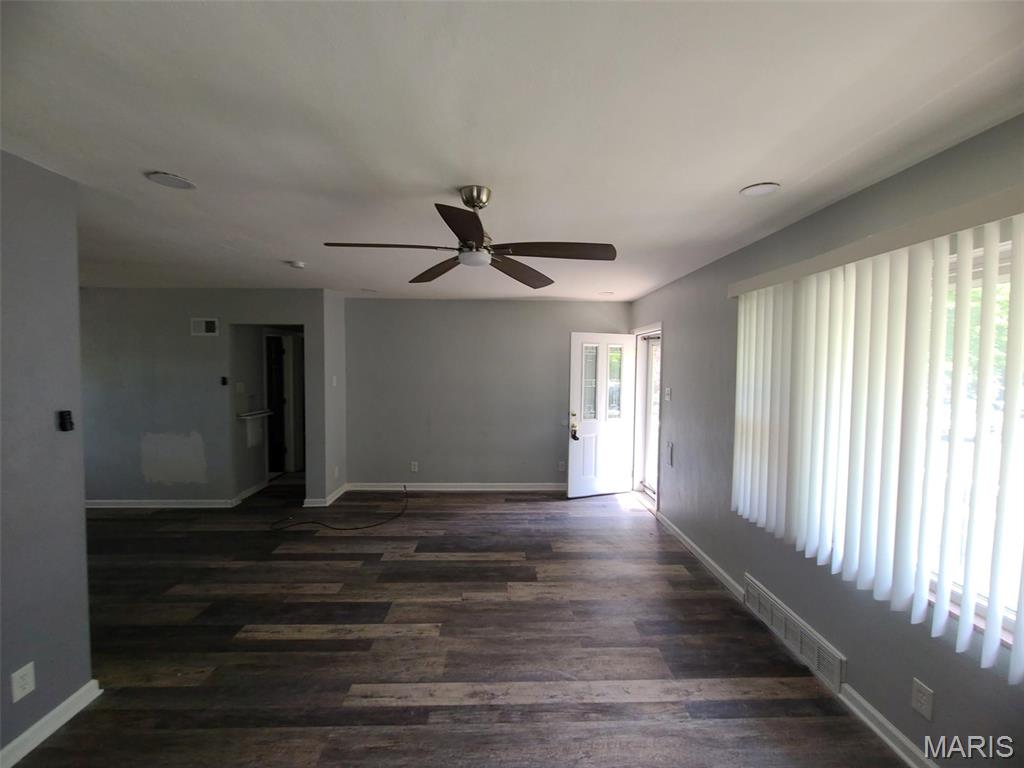 5157 Wallingford Drive St. Louis, MO 63121 - Photo 3 of 15