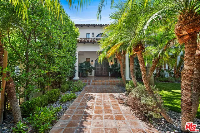 a view of a pathway with house on both side