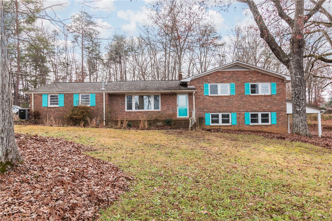 Well built Brick Home close to Town