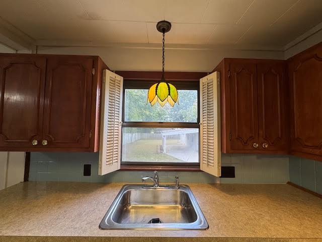 4916 Hildebrand Road Northwest Roanoke, VA 24012 - Photo 9 of 24 a room with furniture and window