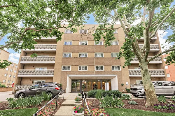 $88,700 | 3333 Warrensville Center Road, Unit 301, Shaker Heights, OH 44122