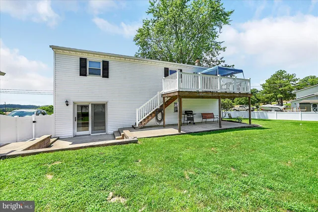 a view of a house with a backyard