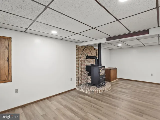 a picture of a bench