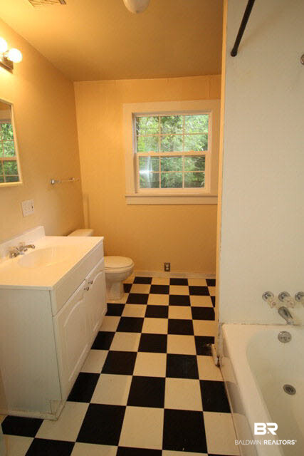 271 Border Drive West Mobile, AL 36608 - Photo 10 of 16 Master Bathroom
