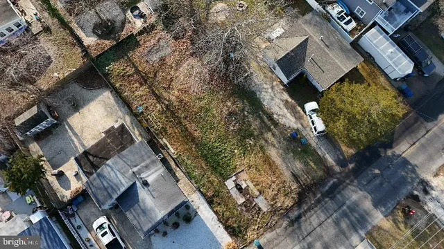 a city street filled with lots of traffic