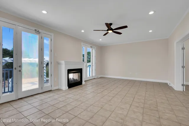 a view of empty room with a ceiling fan