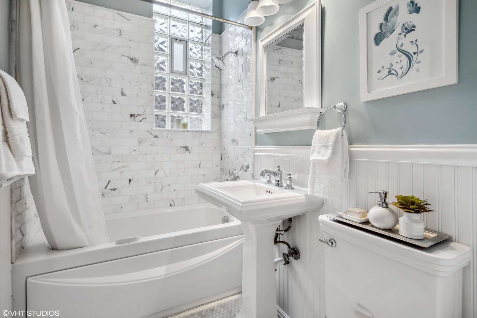 626 West Belden Avenue, Unit 2 Chicago, IL 60614 - Photo 11 of 17 a bathroom with a sink a toilet and a bathtub