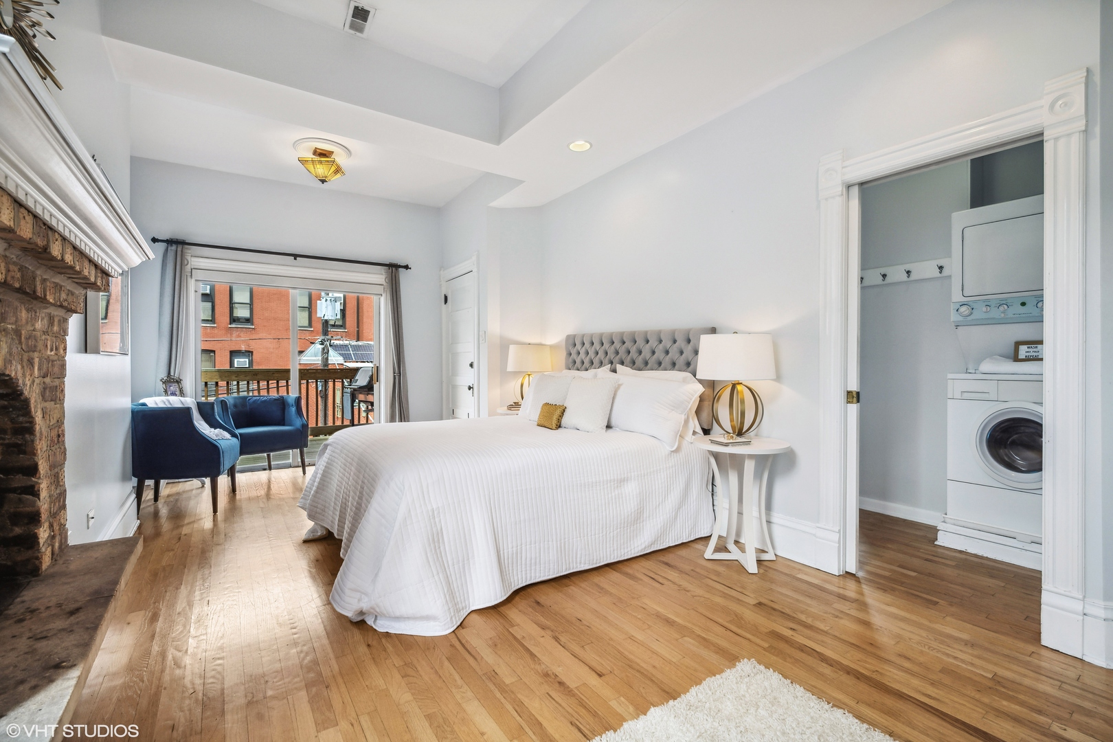626 West Belden Avenue, Unit 2 Chicago, IL 60614 - Photo 13 of 17 a bedroom with a bed and wooden floor