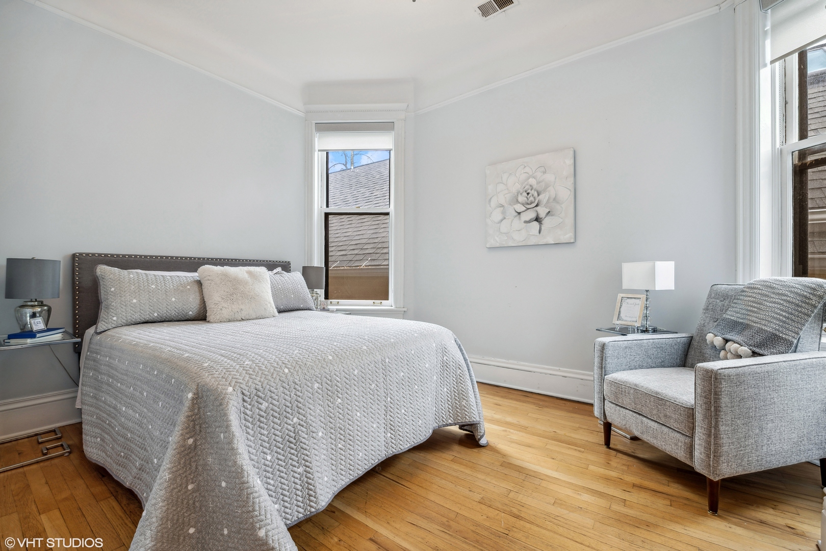 626 West Belden Avenue, Unit 2 Chicago, IL 60614 - Photo 10 of 17 a spacious bedroom with a bed and a couch