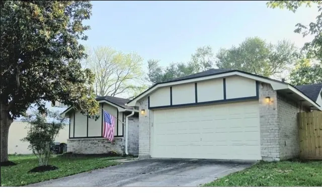 $1,900 | 1126 East Brompton Drive, Pearland, TX 77584