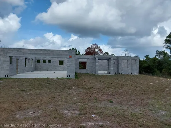 a view of a house with backyard and garden