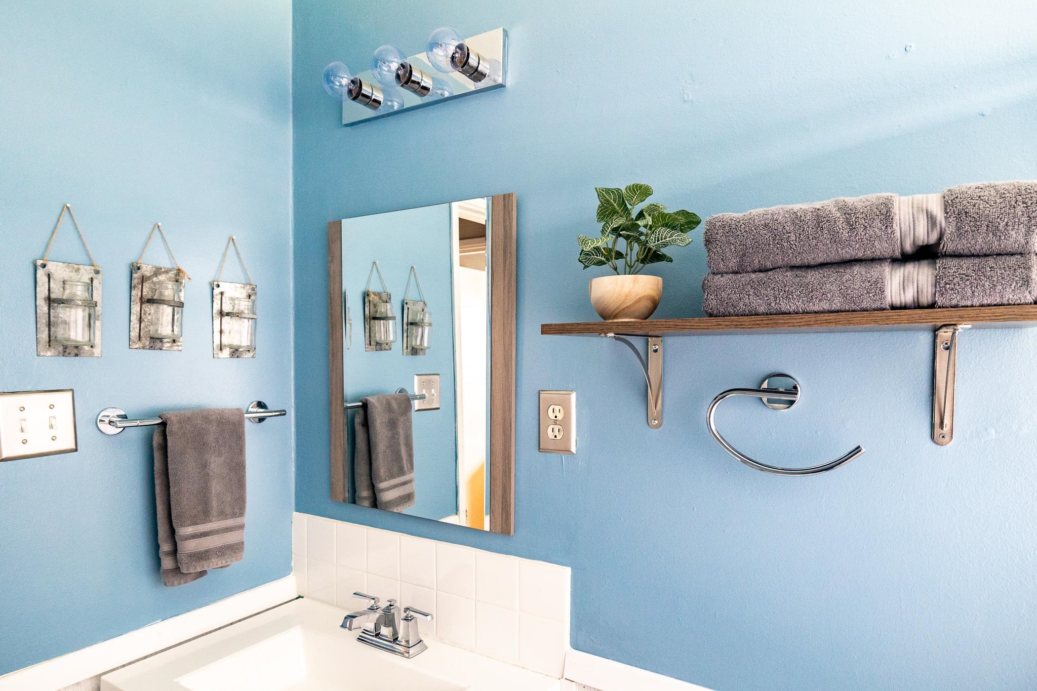 888 Vaughn Road Memphis, TN 38122 - Photo 12 of 19 a bathroom with a sink mirror and vanity