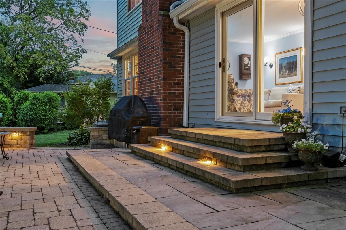 1713 East Thomas Road Wheaton, IL 60187 - Photo 46 of 55 a front view of a house with a garden