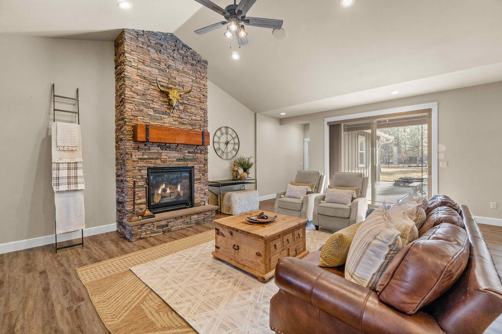 19435 Calico Road Bend, OR 97702 - Photo 3 of 73 Living/Great Room