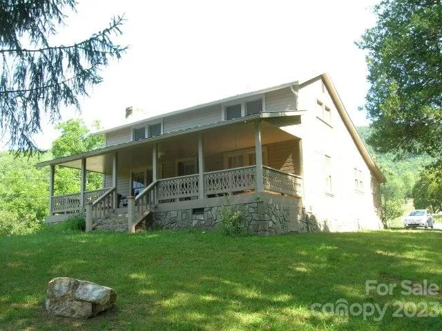 a view of a house with backyard