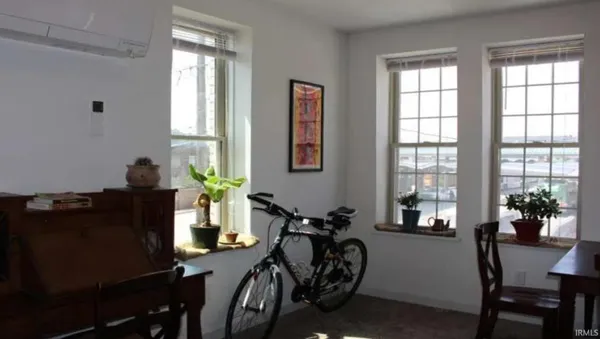 $1,400 | 303 South Washington Street, Unit 2, Bloomington, IN 47401