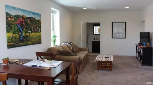 $1,400 | 303 South Washington Street, Unit 2, Bloomington, IN 47401