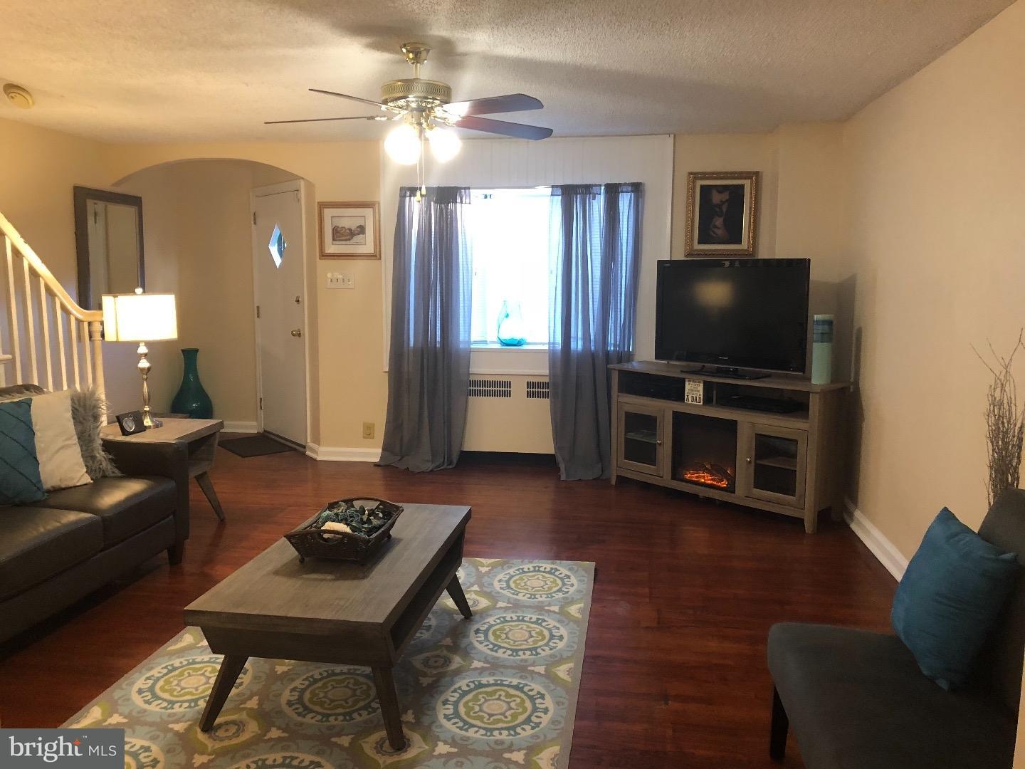 209 Hampden Road Upper Darby, PA 19082 - Photo 5 of 24 Living Room