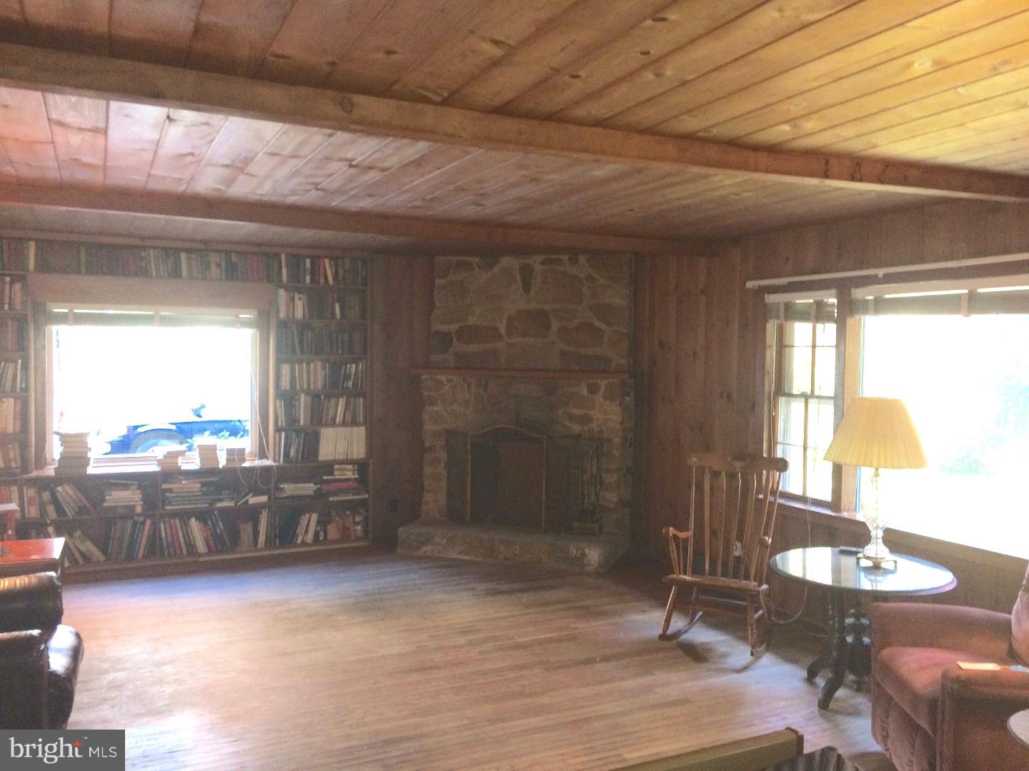 510 Sandy Bank Road Media, PA 19063 - Photo 3 of 18 Living Room