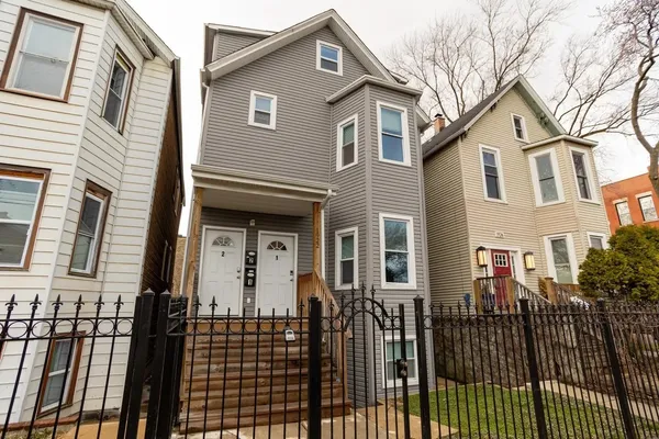 $4,200 | 1922 North Rockwell Street, Unit 1, Chicago, IL 60647
