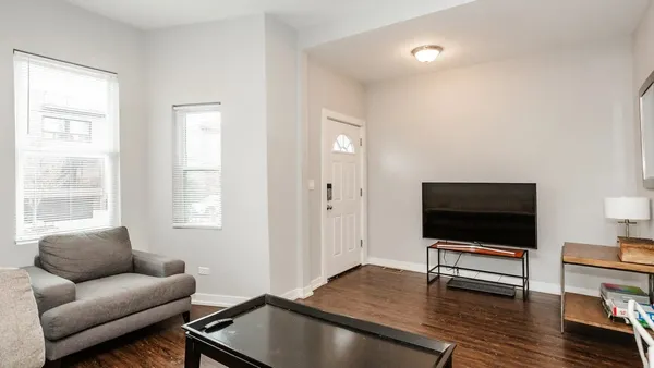 $4,200 | 1922 North Rockwell Street, Unit 1, Chicago, IL 60647