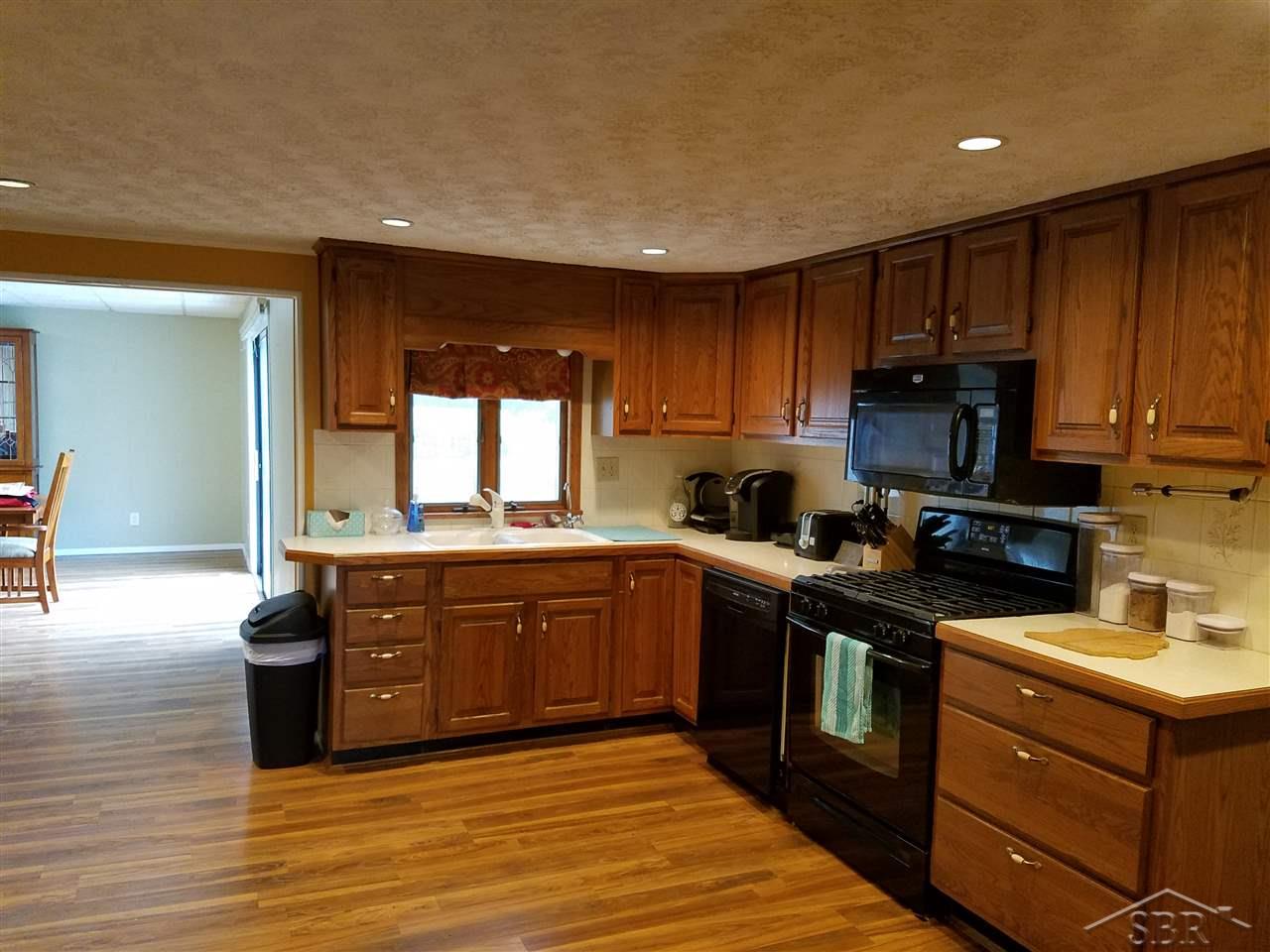 10978 Henderson Road Corunna, MI 48817 - Photo 6 of 11 31374049-5.JPG