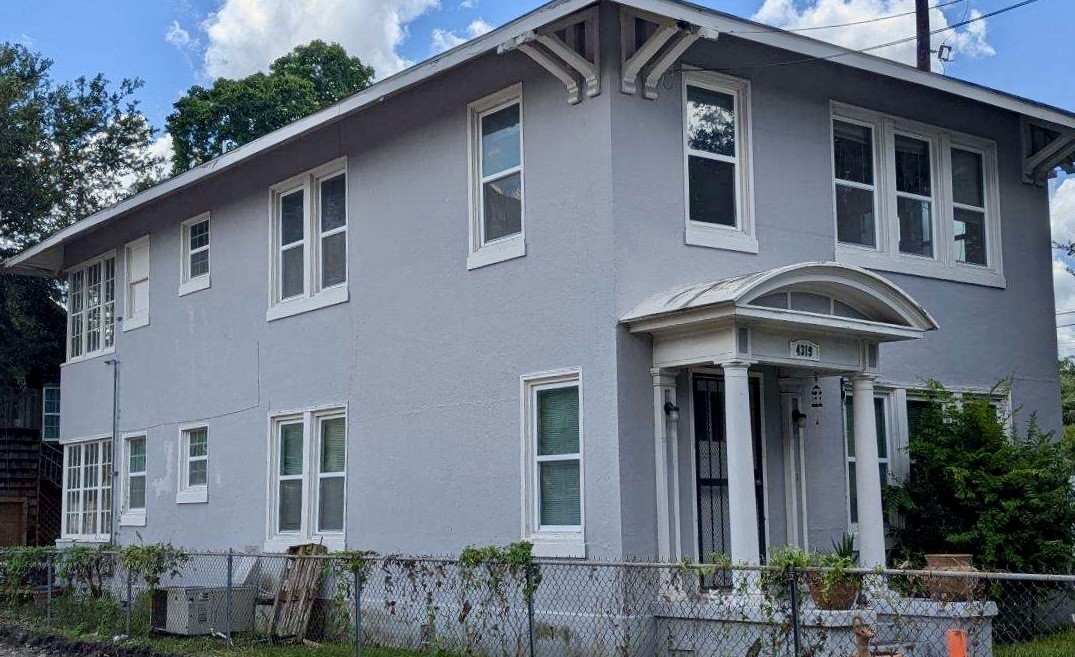 4319 Roseland Street Houston, TX 77006 - Photo 4 of 6 a front view of a house with a garden