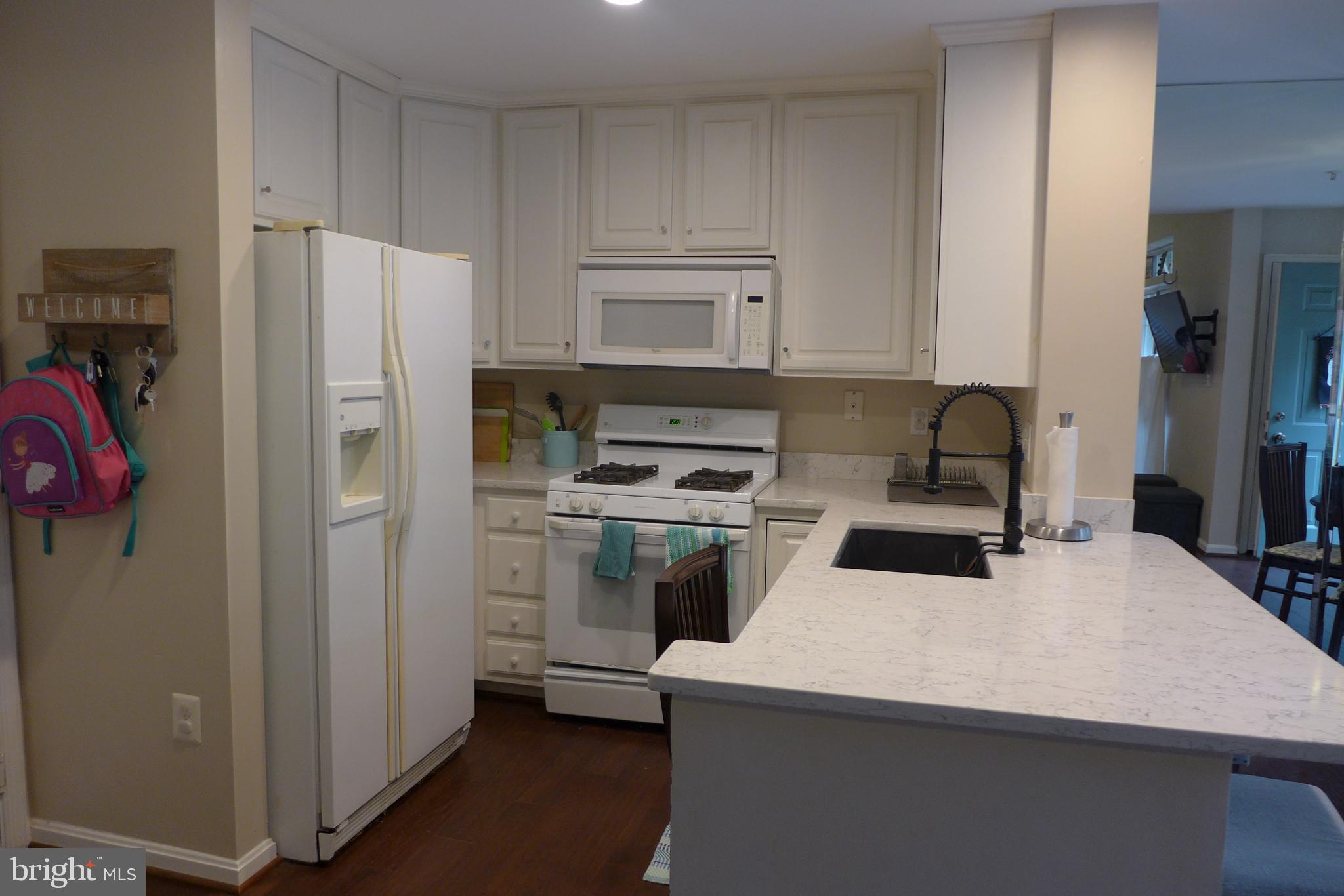 11872 Breton Court, Unit 12A Reston, VA 20191 - Photo 5 of 30 Kitchen with eat-in counter-top space