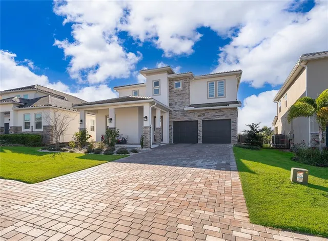 a view of a yard in front of house