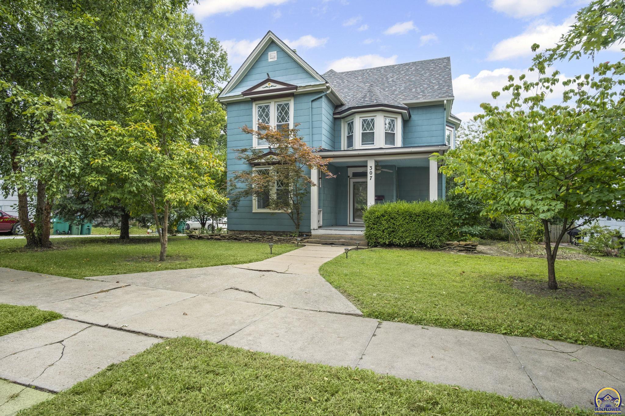 307 South Pearl Street Paola, KS 66071 - Photo 2 of 37