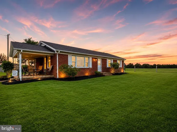 a view of a house with backyard and porch
