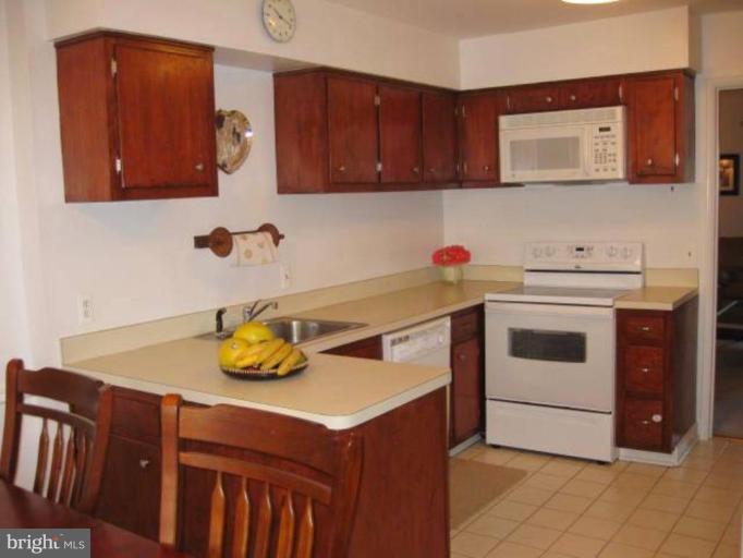1321 Northgate Square Reston, VA 20190 - Photo 5 of 27 Spacious Kitchen
