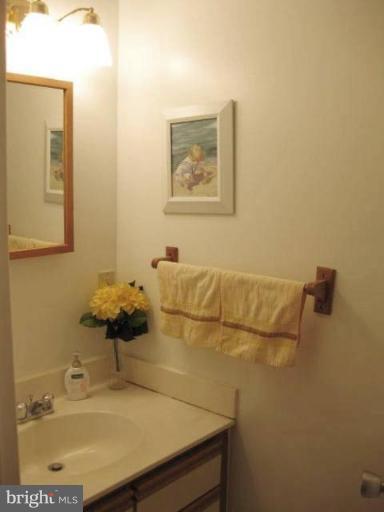1321 Northgate Square Reston, VA 20190 - Photo 7 of 27 Comfortable Powder Room